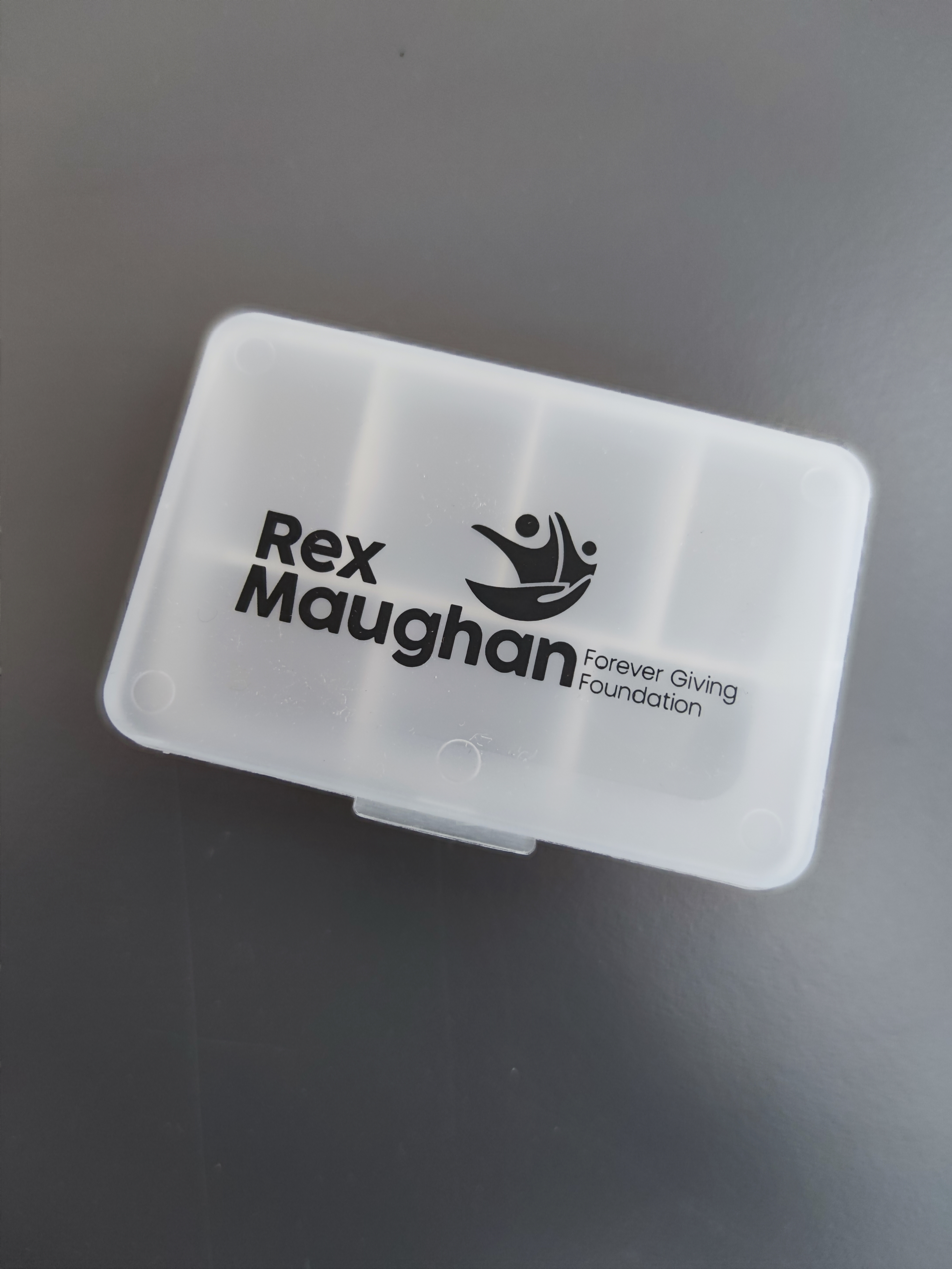 Škatlica za tablete Rex Maughan-FG fundacija